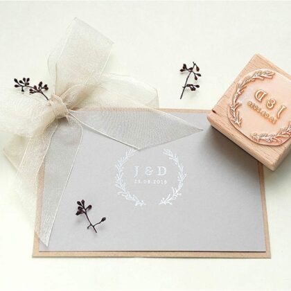 Hochzeits-Stempel Initialen studiokaramelo | custom made wedding rubber stamp