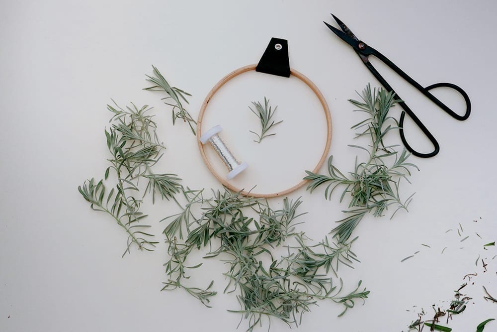 DIY, Lavendelkranz, Kranz binden aus Lavendelzweigen mit Holzring | STUDIO KARAMELO
