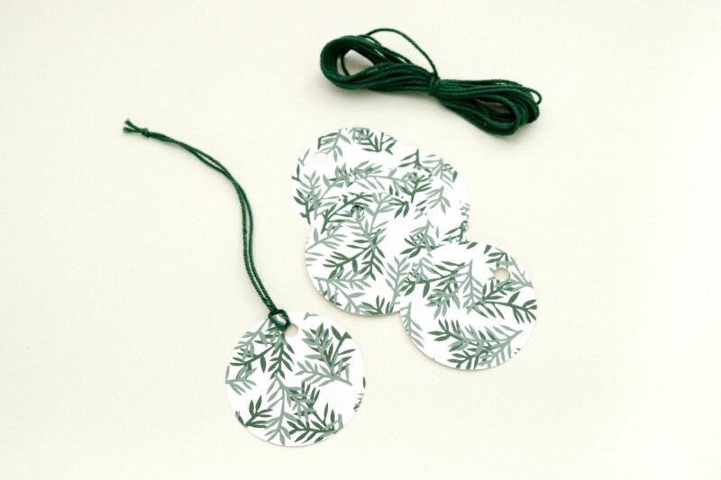 Florale Geschenkanhänger aus Recyclingpapier, grün | STUDIO KARAMELO
