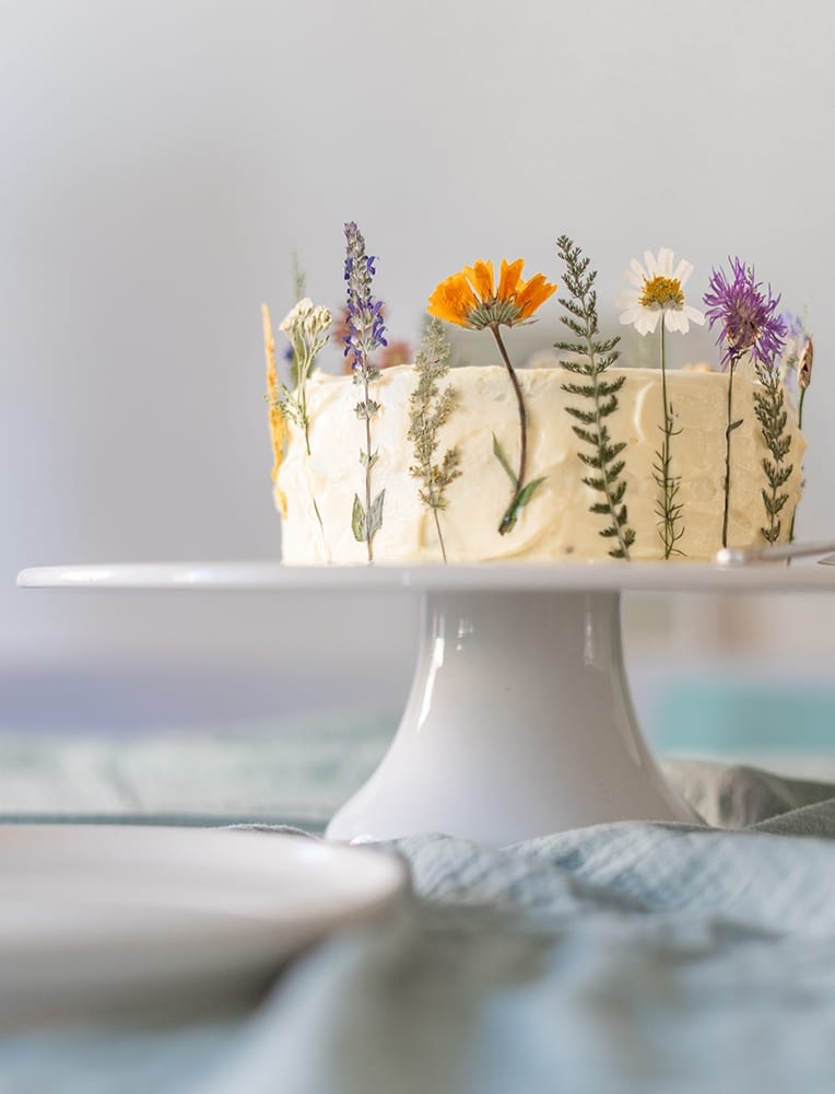 Torte mit gepressten Blumen | Veilchen, Farn & Ringelblumen – Gestalten mit gepressten PFlanzen, Verlag freies Geistesleben, Kathrin Bender