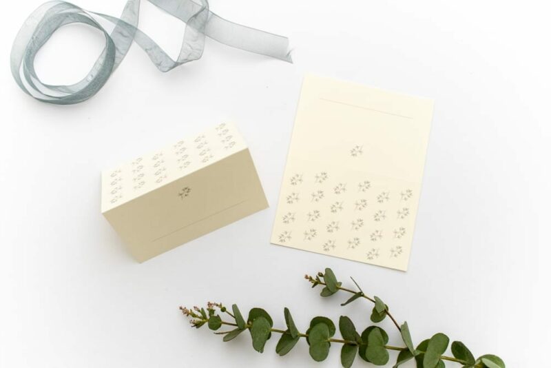Florale Tischkärtchen JASMIN – Hochzeitspapeterie Recyclingpapier