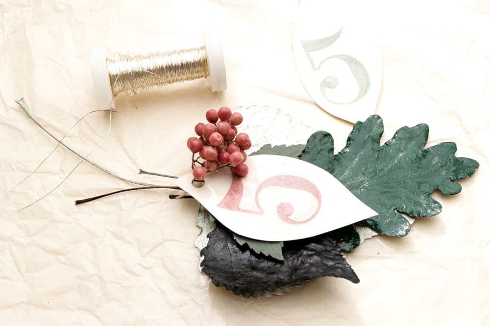 DIY Geschenkanhänger aus lackierten Blättern & Stempeln – Gestalten mit gepressten Pflanzen | STUDIO KARAMELO