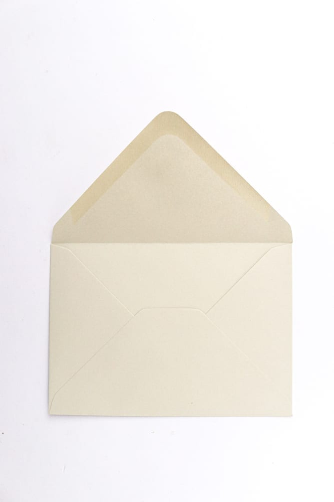 Briefumschläge aus Recyclingpapier in Pastellgrün – Passend zu floraler Hochzeitspapeterie