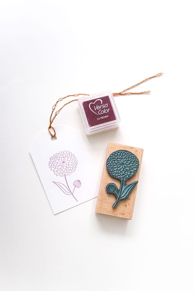 Stempel Dahlie auf Geschenkanhänger gestempelt mit Mini Stempelkissen PEONY von VersaColor