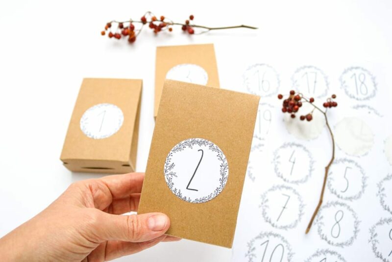 DIY Adventskalender mit 24 Schachteln aus Kraftpapier Anleitung