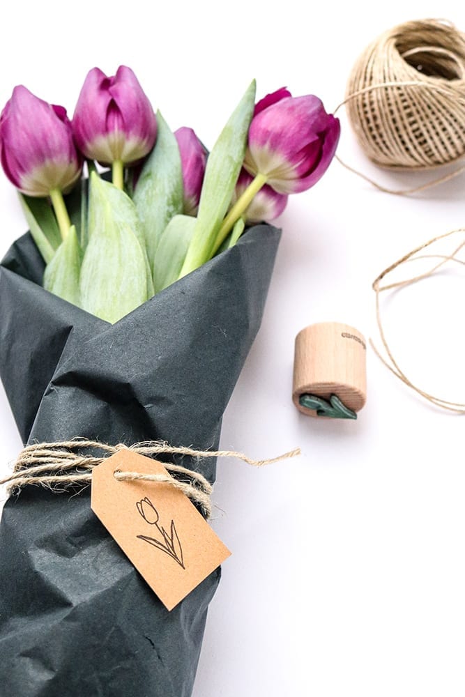 Blumen verschenken mit Geschenkanhänger, bestempelt mit Ministempel Tulpe