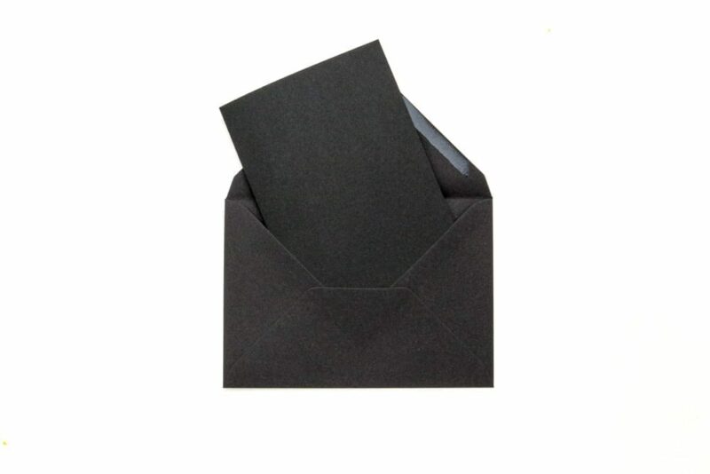Briefumschläge in schwarz, Kuverts und Klappkarten aus Kraftpapier STUDIO KARAMELO