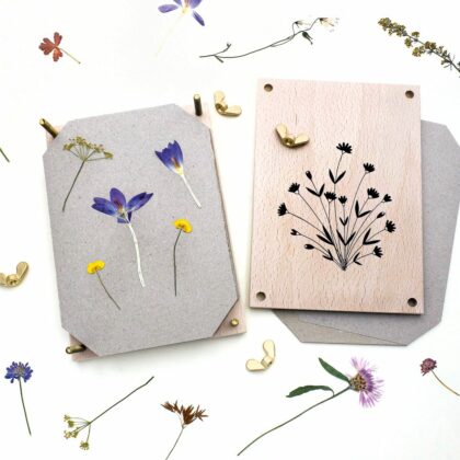 Blumenpresse aus Buchenholz Motiv Wiesenblume mit gepresste Butterblumen, Krokus, Flockenblume