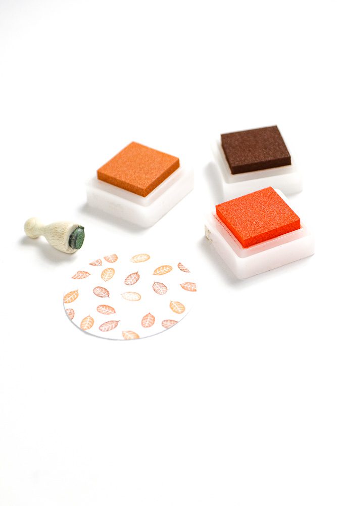 Bestempelte Geschenkanhänger mit Ministempel Blatt, gestempelt in den Herbstfarben orange und braun