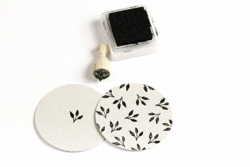 Ministempel Blätter, gestempelt in schwarz auf Recyclingpapier einzeln und als Muster gestempelt