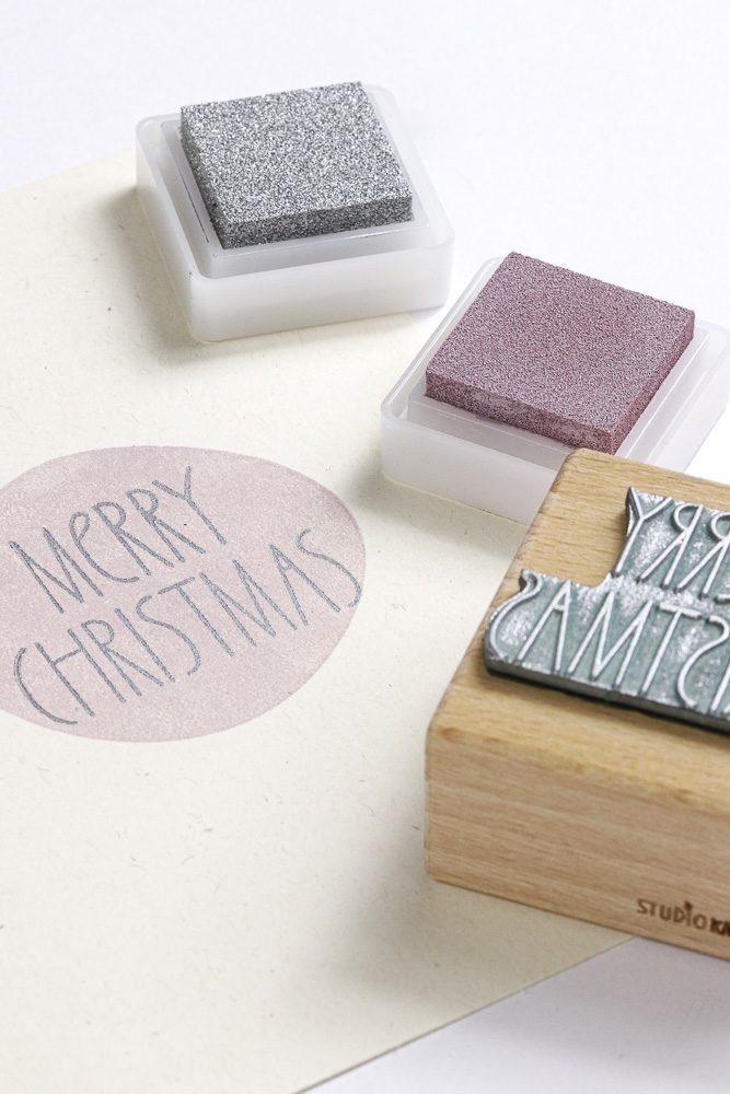 Weihnachtskarten selbermachen stempeln Weihnachtskugel, Stempel Merry Christmas, Stempelkissen in altrosa und silber
