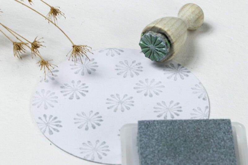Ministempel mit Allium Blüte in grau gestempelt