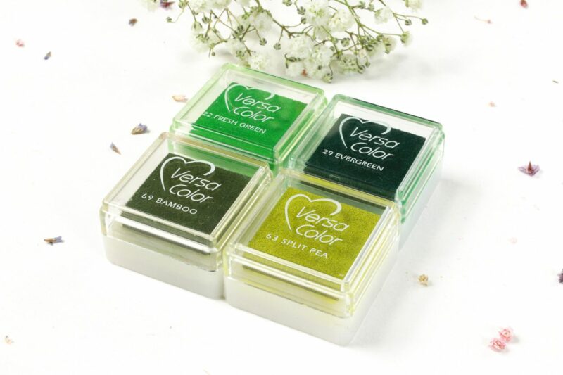 Set von Set mit vier grünen Mini-Stempelkissen von Versa Color: evergreen, split pea, fresh green und bamboo