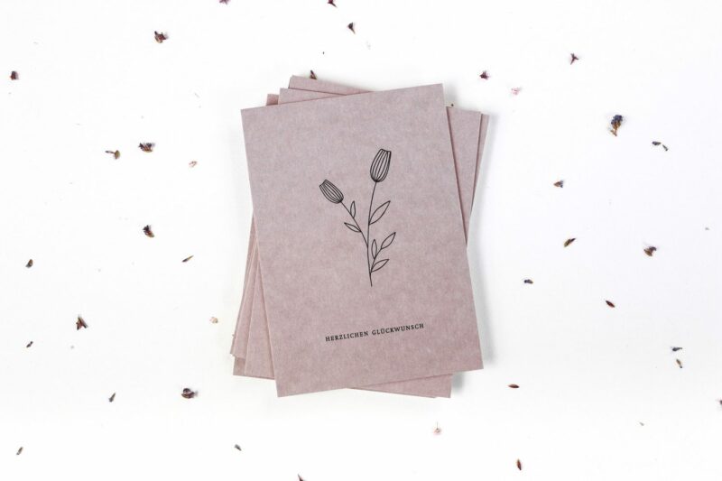 Florale Grusskarten mit Schrift Herzlichen Glückwunsch in lila und floraler Illustration auf der Vorderseite