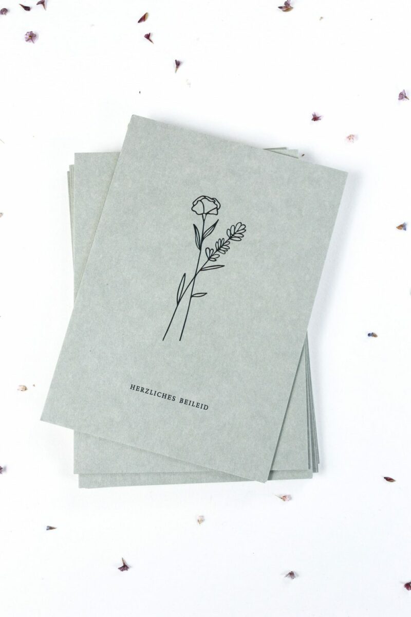 Florale Trauerkarte Herzliches Beileid mit zwei Blumen