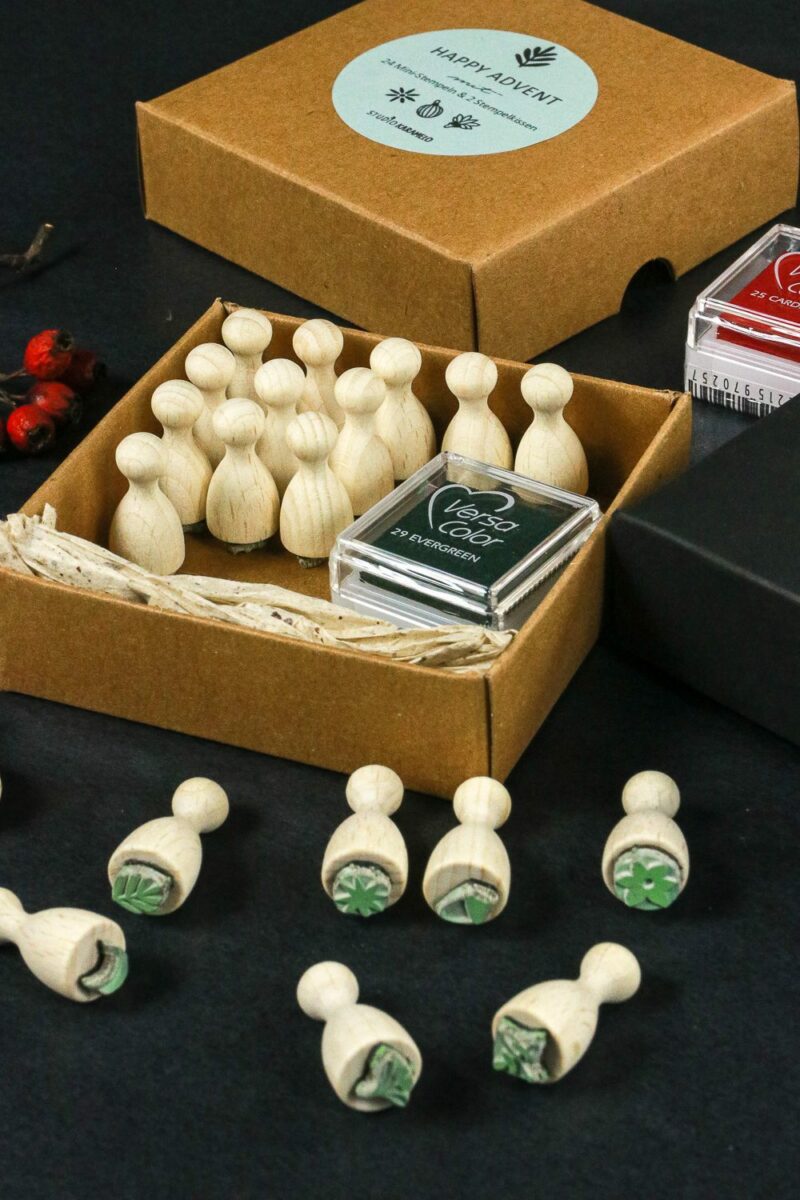 Adventskalender Stempel Set – 24 Ministempel + Stempelkissen in Weihnachtsfarben